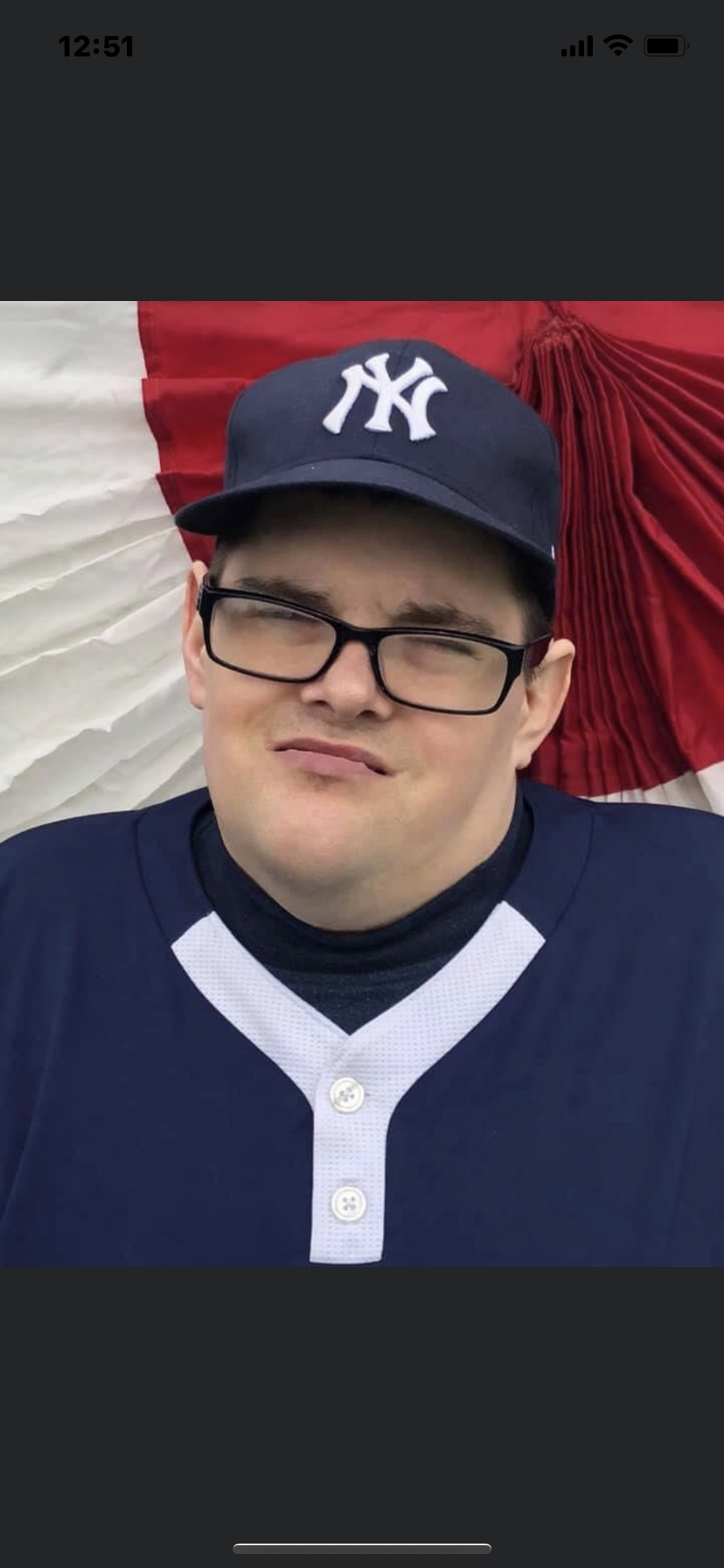 Man in Yankees hat